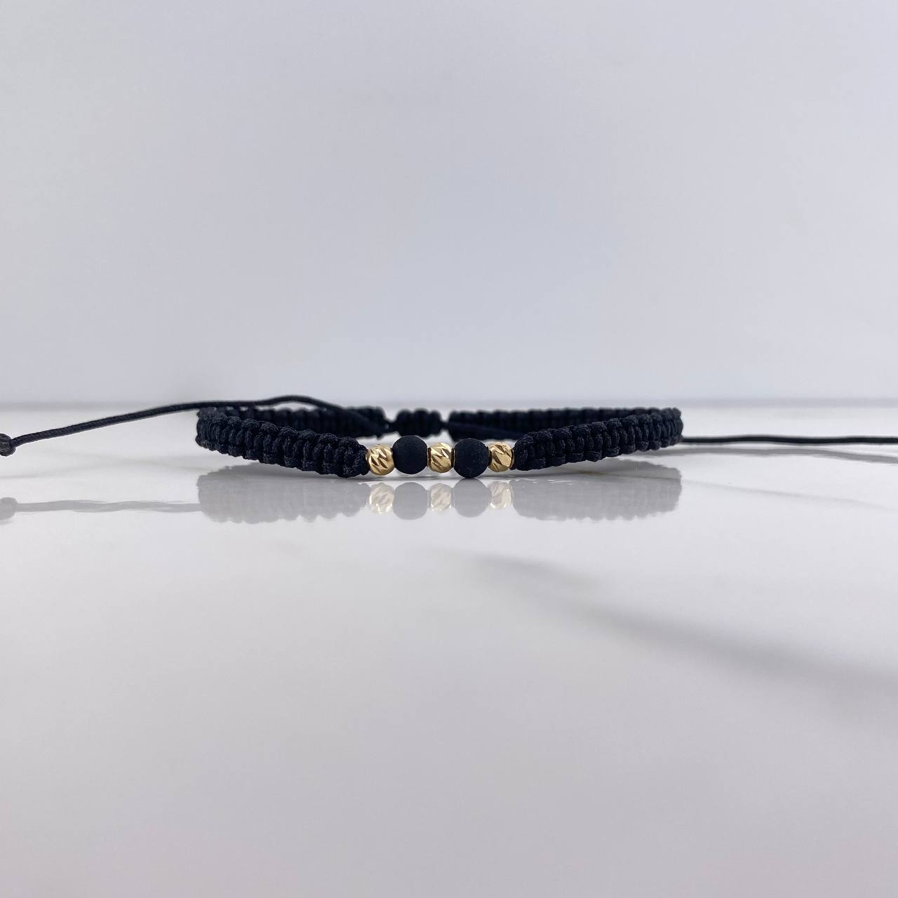 Pulsera Negra Bolas Diamantadas 0.25gr / 3mm Neoprenos Negros Oro Amarillo $