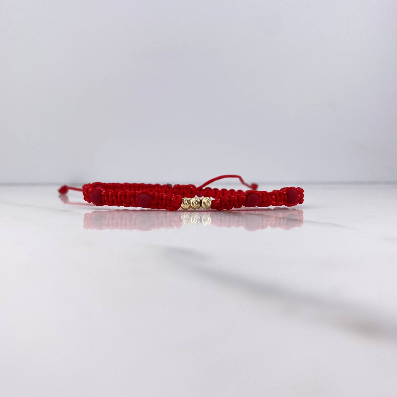 Pulsera Roja Bolas Diamantadas 0.25gr / 3mm Neoprenos Rojos Oro Amarillo $