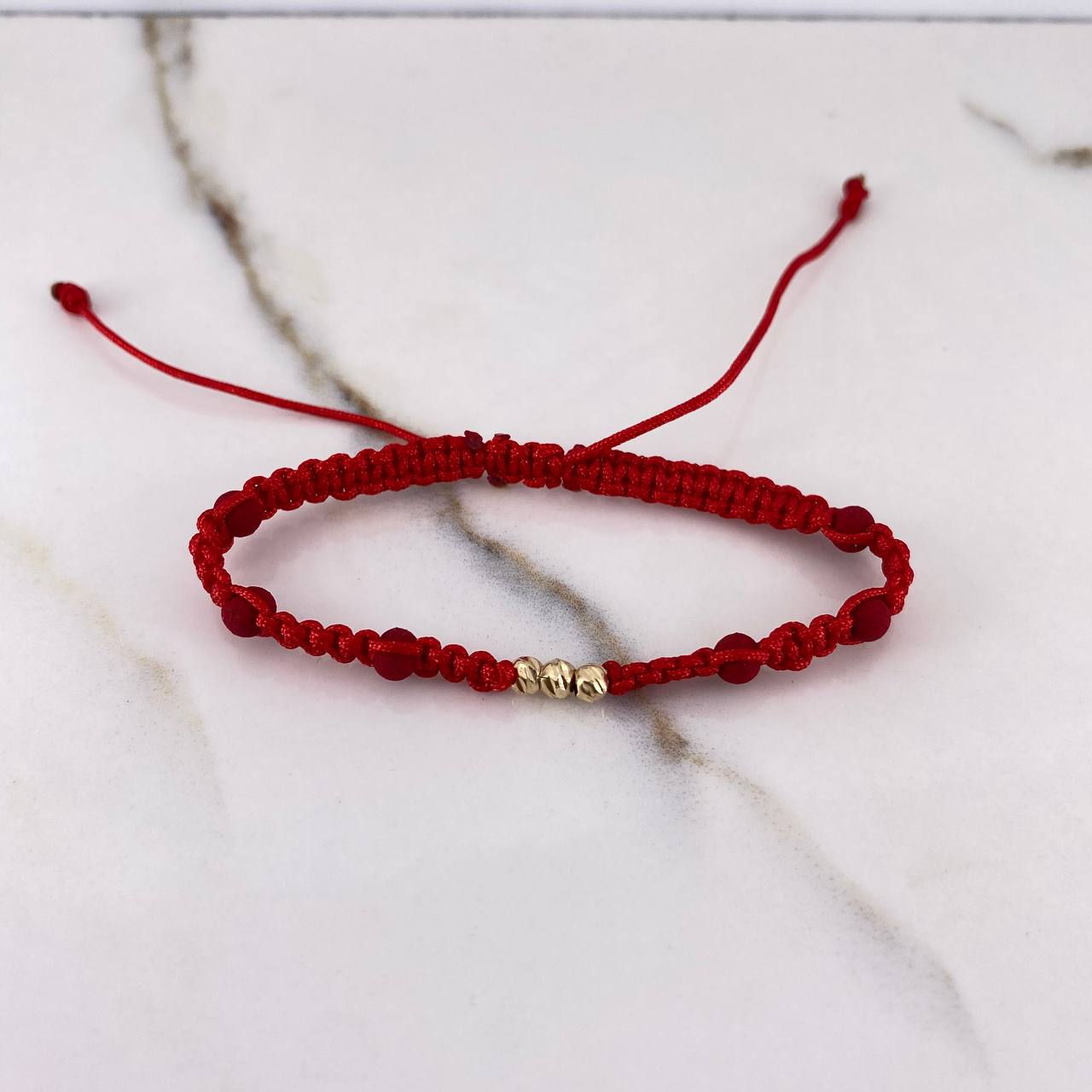 Pulsera Roja Bolas Diamantadas 0.25gr / 3mm Neoprenos Rojos Oro Amarillo $