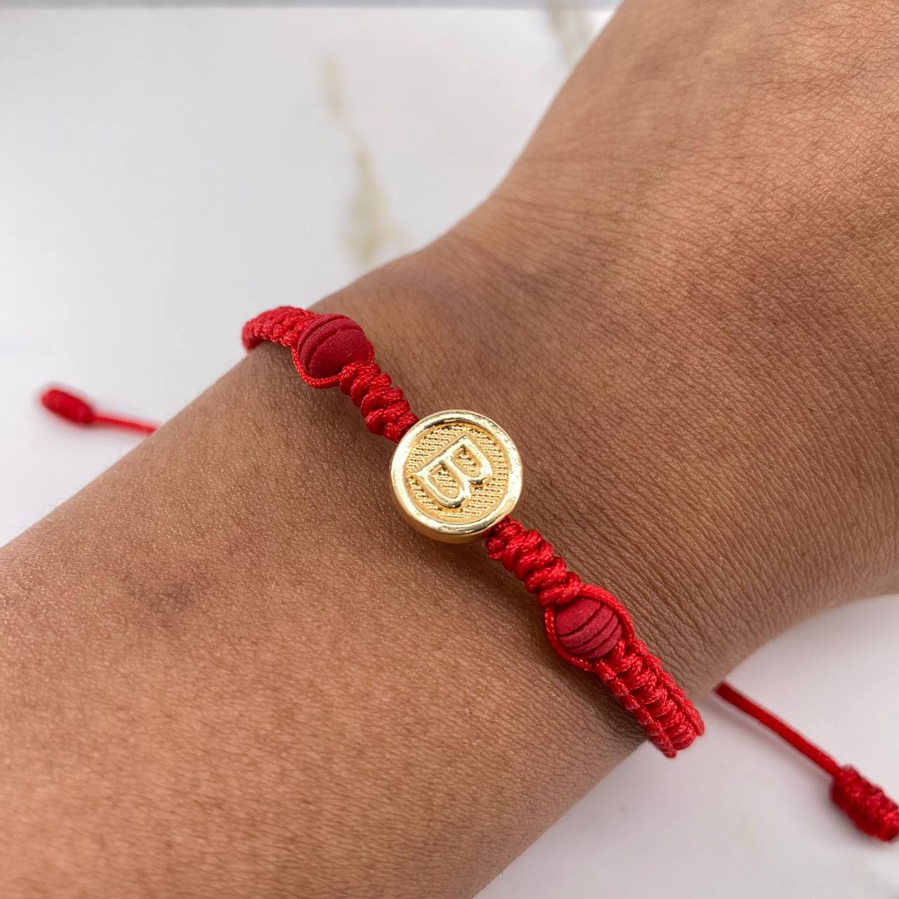 Pulsera Roja Herraje Letra B 0.55gr / 1cm / 5mm Tambor Bolas Neoprenos Rojas Oro Amarillo &