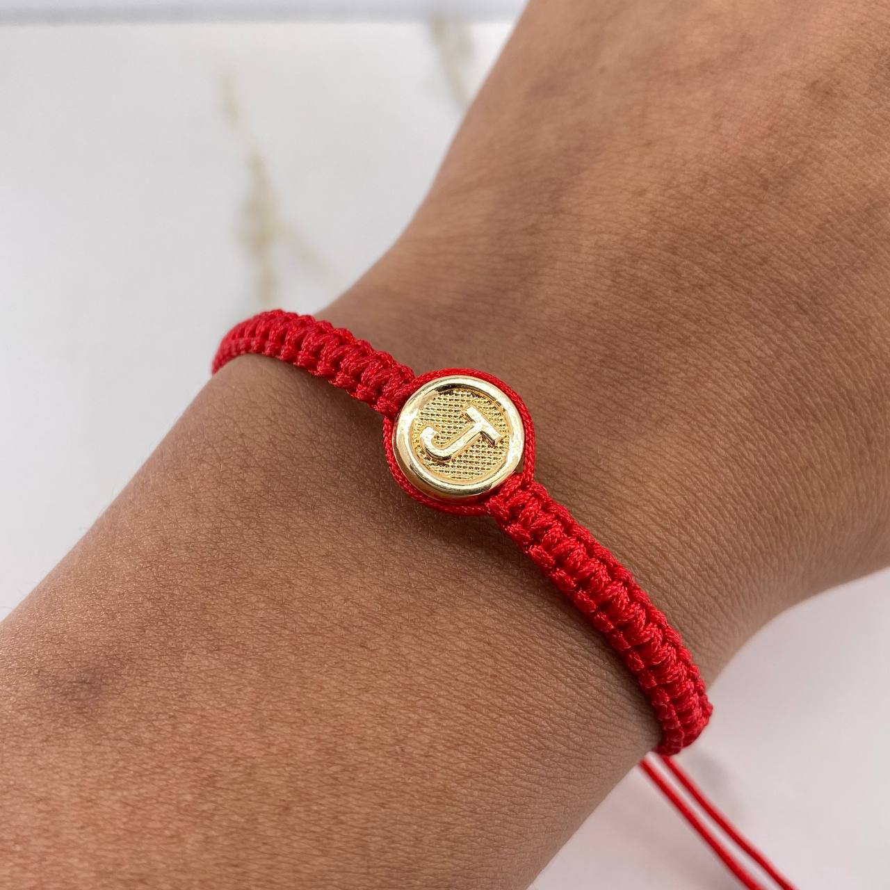 Pulsera Roja Herraje Letra J 0.55gr / 1cm / Tambor Oro Amarillo &