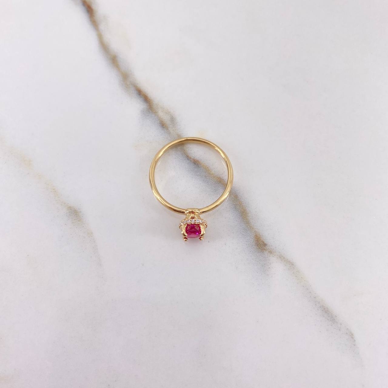 Anillo Solitario 2.1gr / T7 / Circones Fucsia Blancos Oro Amarillo $