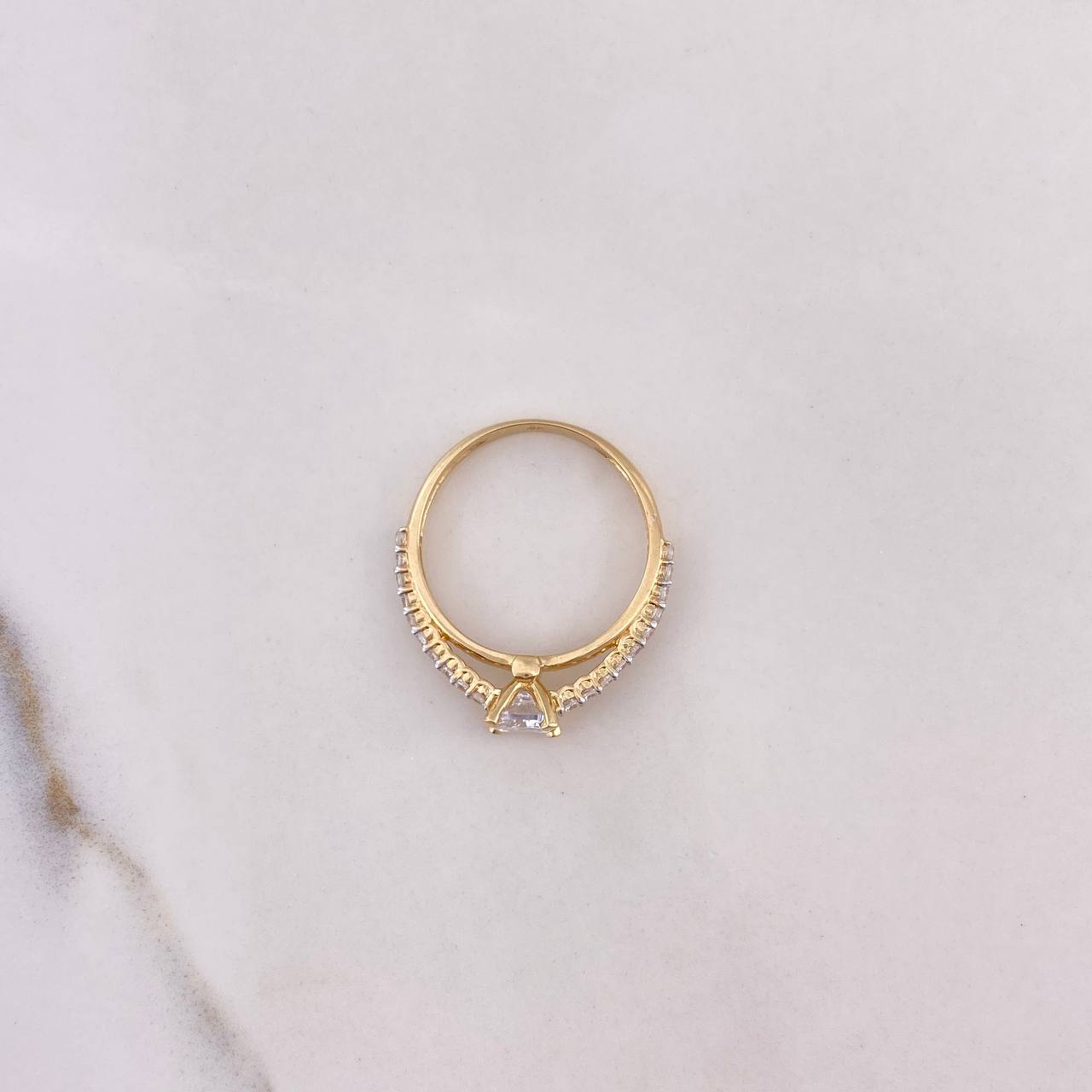 Anillo Solitario Doble Linea 2.4gr / T7 1/4 / Circones Blancos Oro Amarillo $