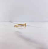 Anillo Ola Cruzada 1.45gr / T7 3/4 / Circones Blancos Oro Amarillo $