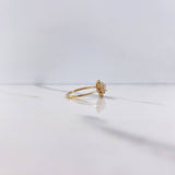 Anillo Flor De Loto 2.3gr / T7 / Circones Blancos Oro Amarillo $