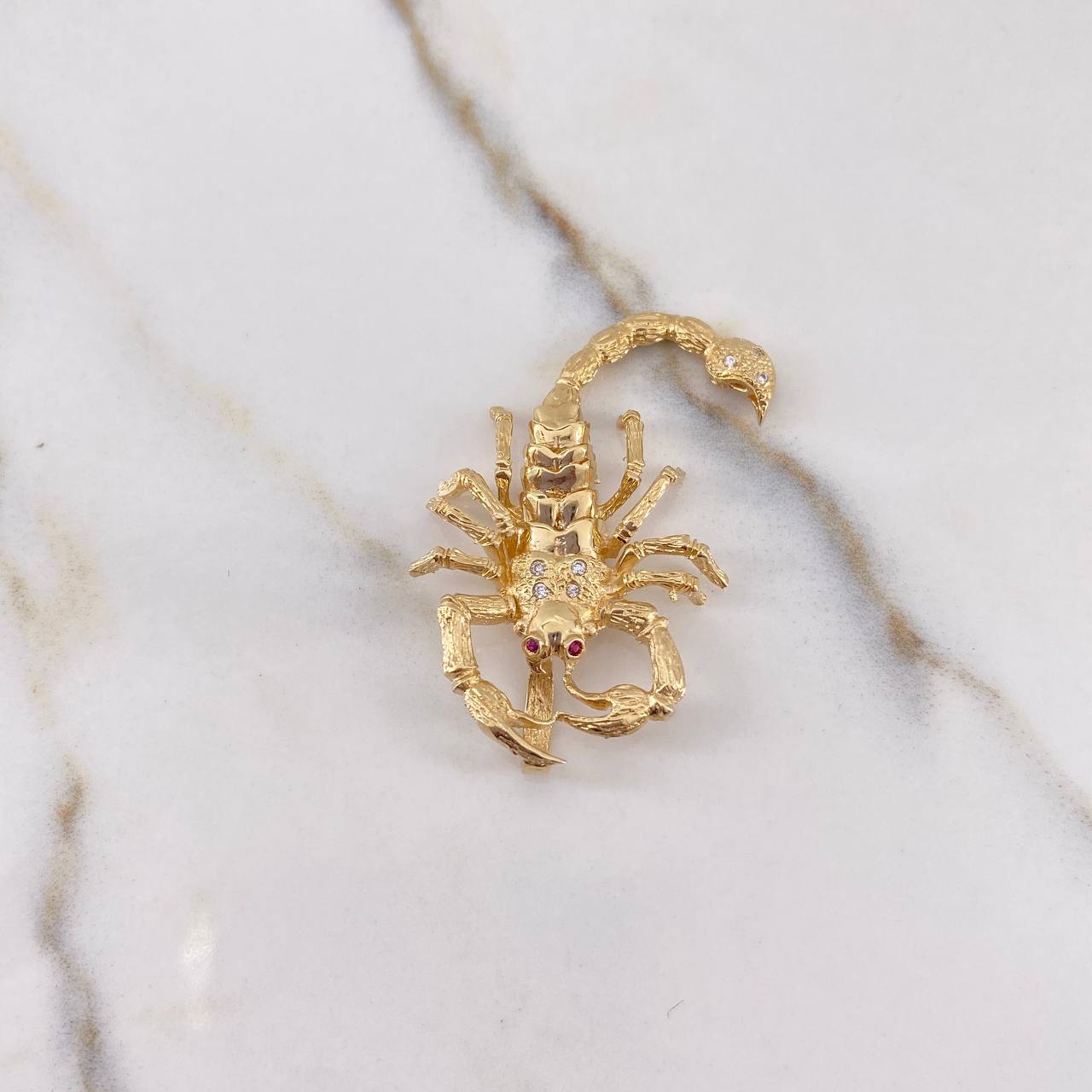 Dije Escorpion 7.7gr / 4.3cm / Circones Blancos Fucsias Oro Amarillo $