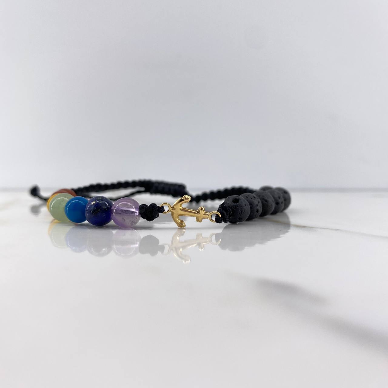 Pulsera Negra Herraje Ancla 0.2gr / 7 Chakras Oro Amarillo $