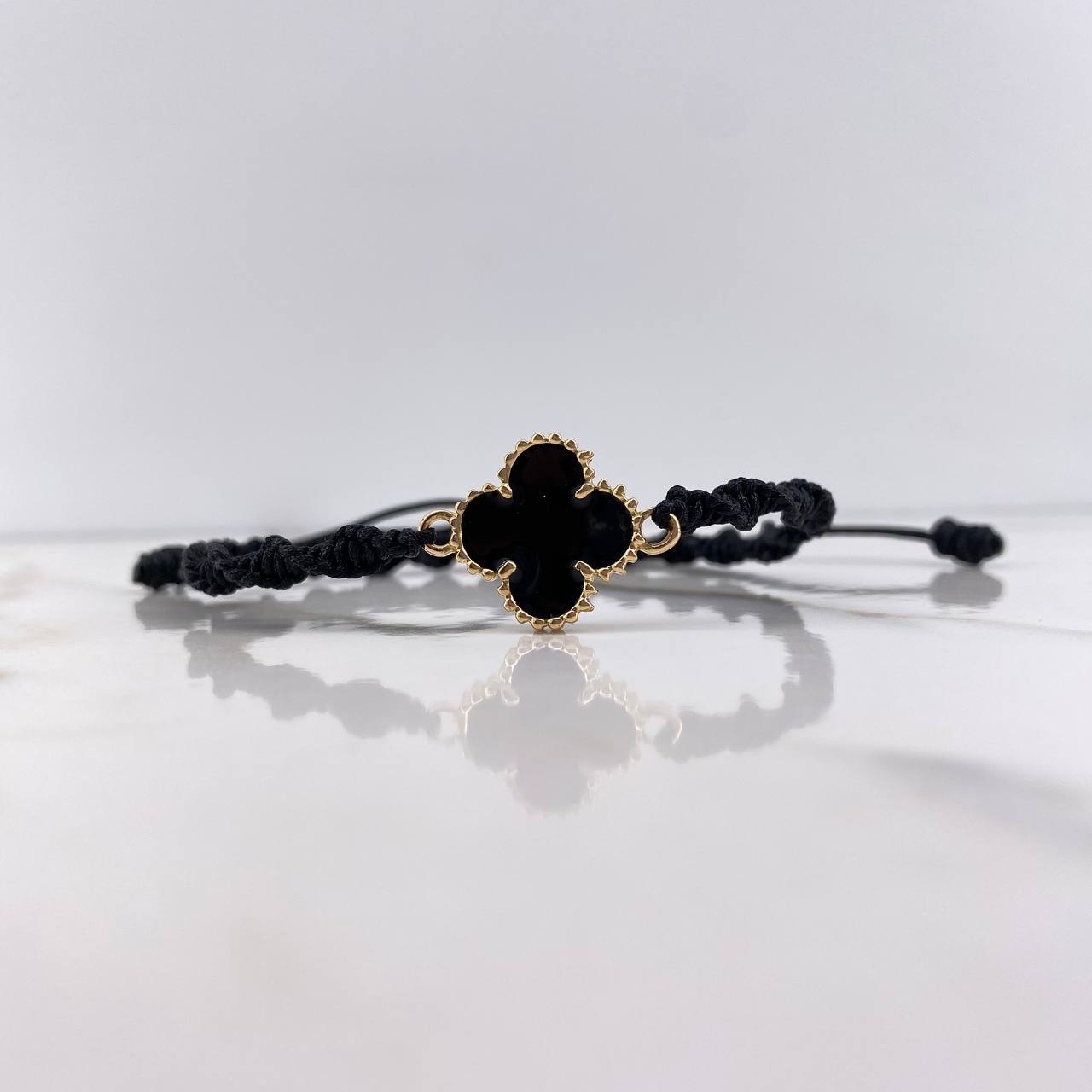 Pulsera Negra Trebol VCyA 3gr / Resina Negra Oro Amarillo $