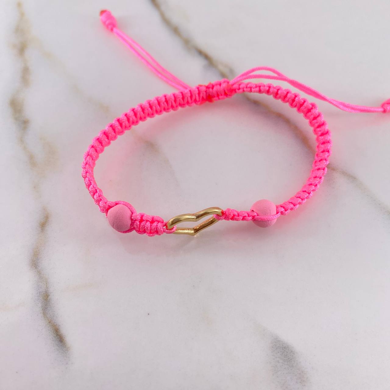 Pulsera Rosada Silueta Corazon 0.5gr / Bolas Neoprenos Rosadas Oro Amarillo $