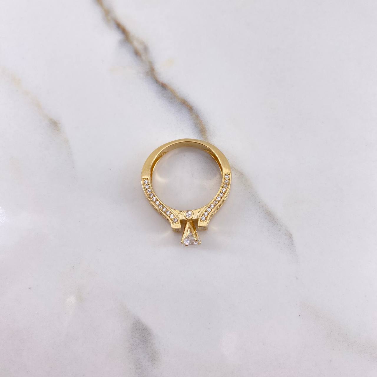 Anillo Solitario 5.05gr / T7 / Circones Blancos Oro Amarillo $