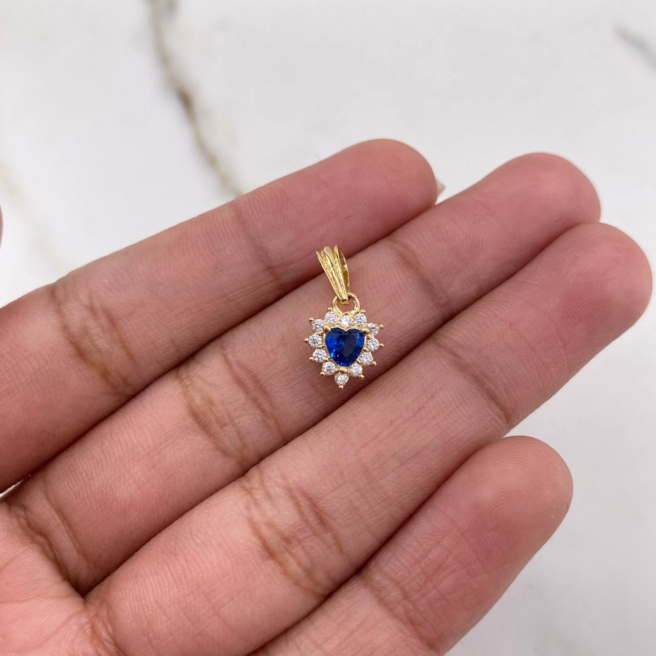 Dije Halo Corazon 1.15gr / 1.4cm / Circones Azul Blancos Oro Amarillo $