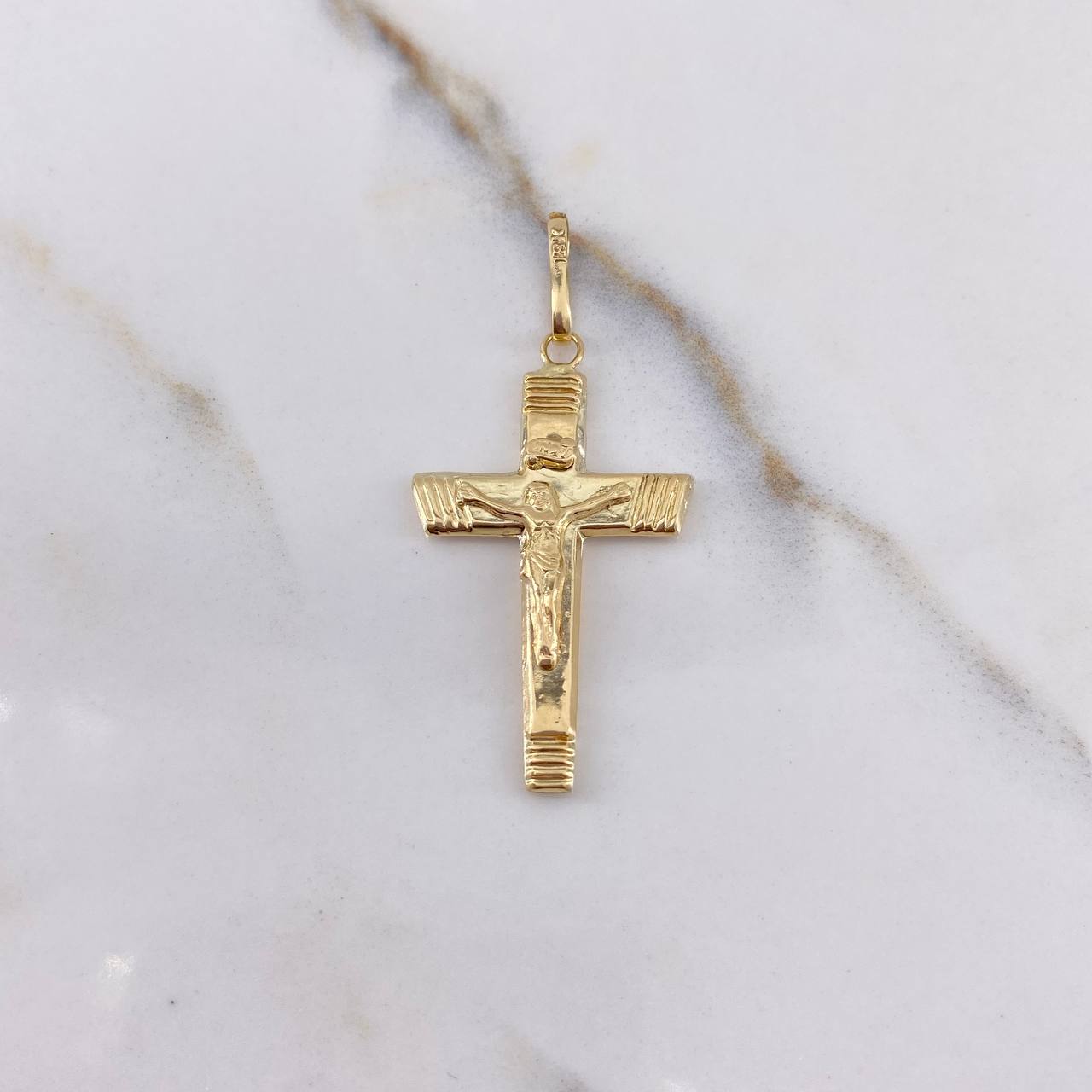 Dije Cruz Cristo 1.6gr / 4.2cm / Borde Rayado Oro Amarillo $