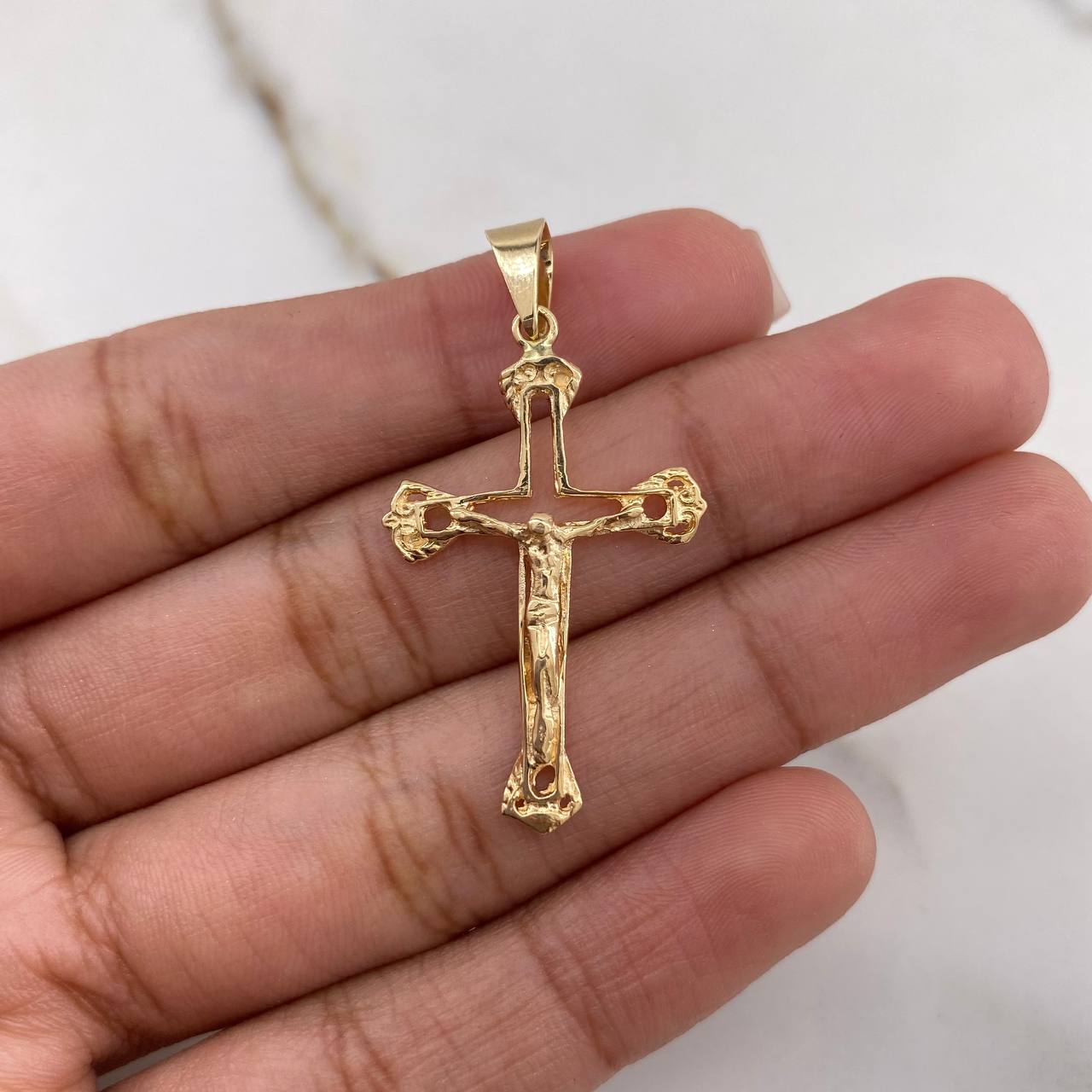 Dije Cruz Cristo Gotica 2.05gr / 3.9cm / Silueta Oro Amarillo $