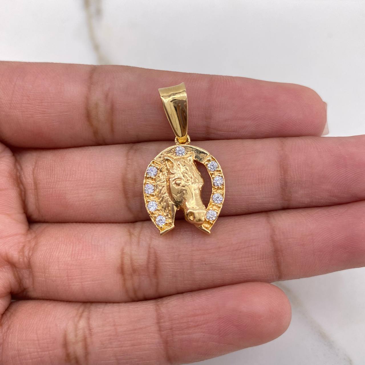 Dije Herradura Caballo 3.3gr / 2.7cm / Circones Blancos Oro Amarillo $