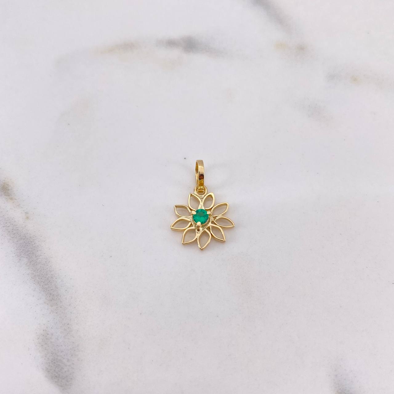 Dije Girasol 0.7gr / 1.7cm / Esmeralda 6 Pts Oro Amarillo 18K (Joya) &