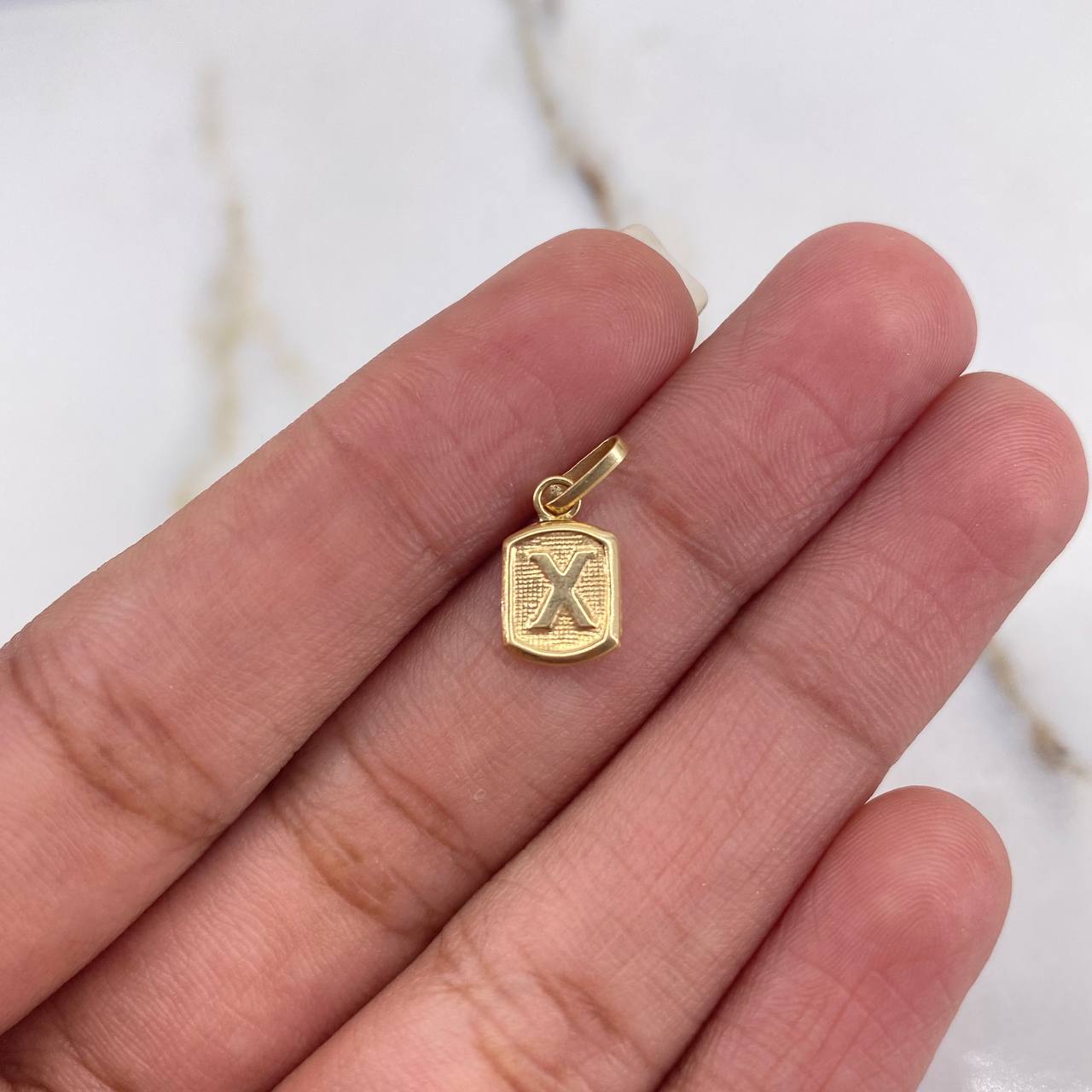 Dije Marco Letra X 0.35gr / 1.4cm / Liso Oro Amarillo $