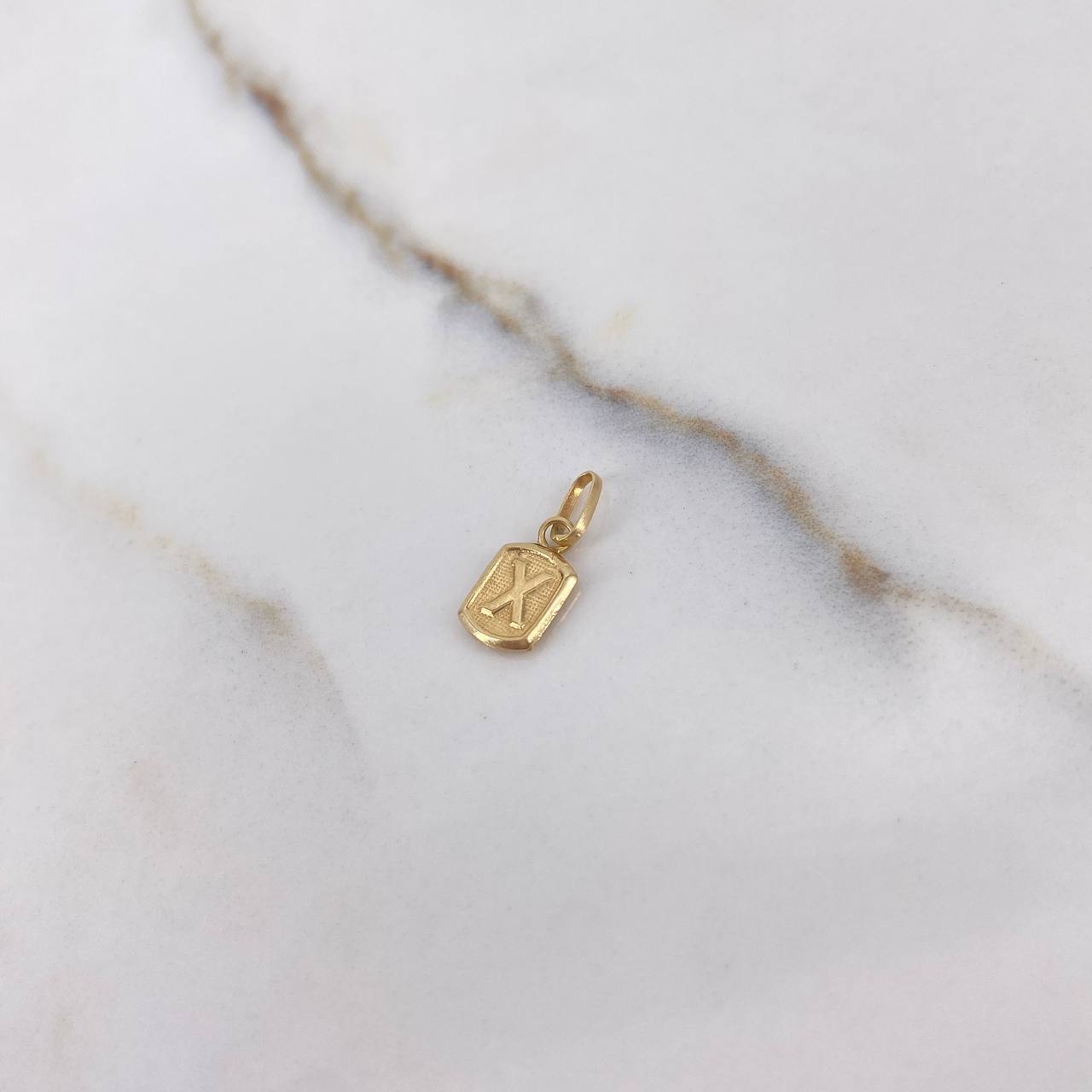 Dije Marco Letra X 0.35gr / 1.4cm / Liso Oro Amarillo $