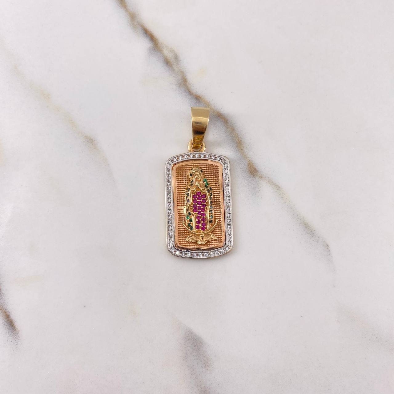 Dije Placa Virgen De Guadalupe 8.2gr / 3.5cm / Circones Fucsias Verdes Blancos Tres Oros $