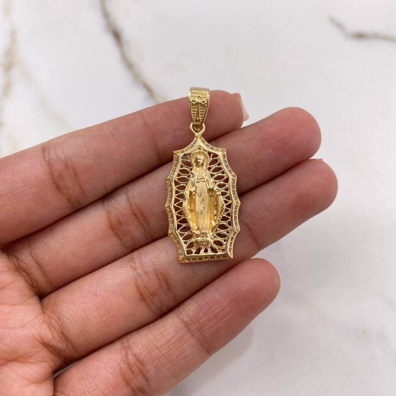 Dije Virgen Milagrosa 5.35gr / 3.6cm / Circones Blancos Oro Amarillo $