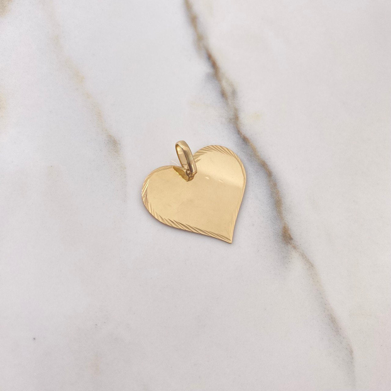 Dije Placa Corazon 2.4gr / 2.5cm / Bordes Diamantados Oro Amarillo $