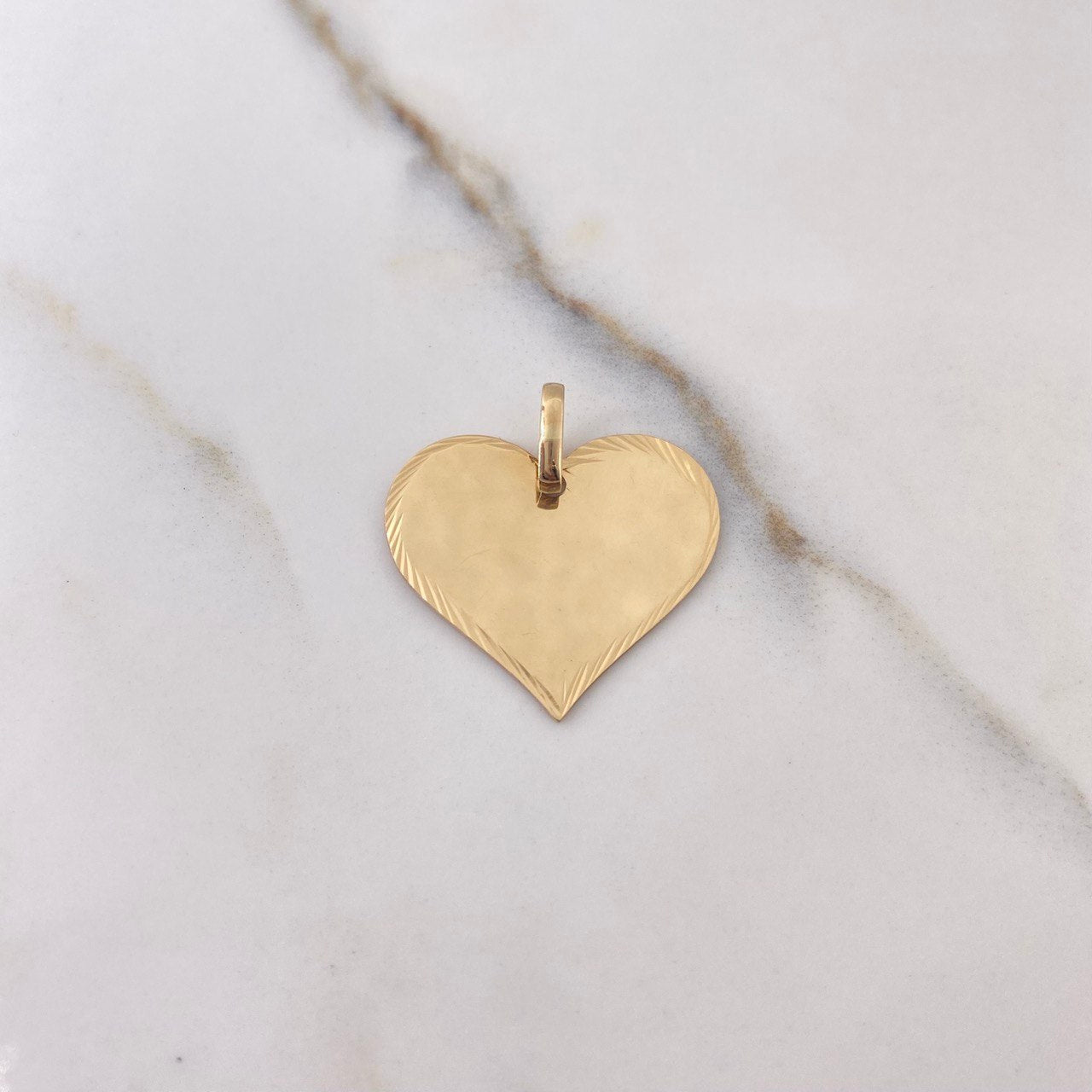 Dije Placa Corazon 2.4gr / 2.5cm / Bordes Diamantados Oro Amarillo $