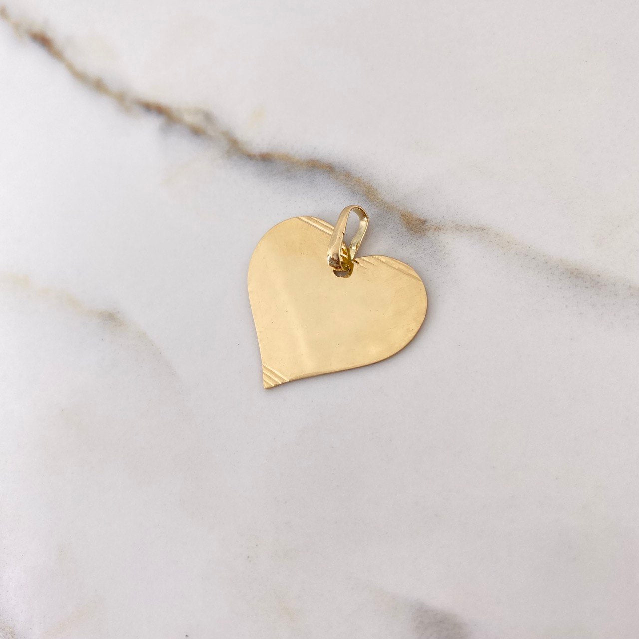 Dije Placa Corazon 2.4gr / 2.5cm / Rayado Oro Amarillo $