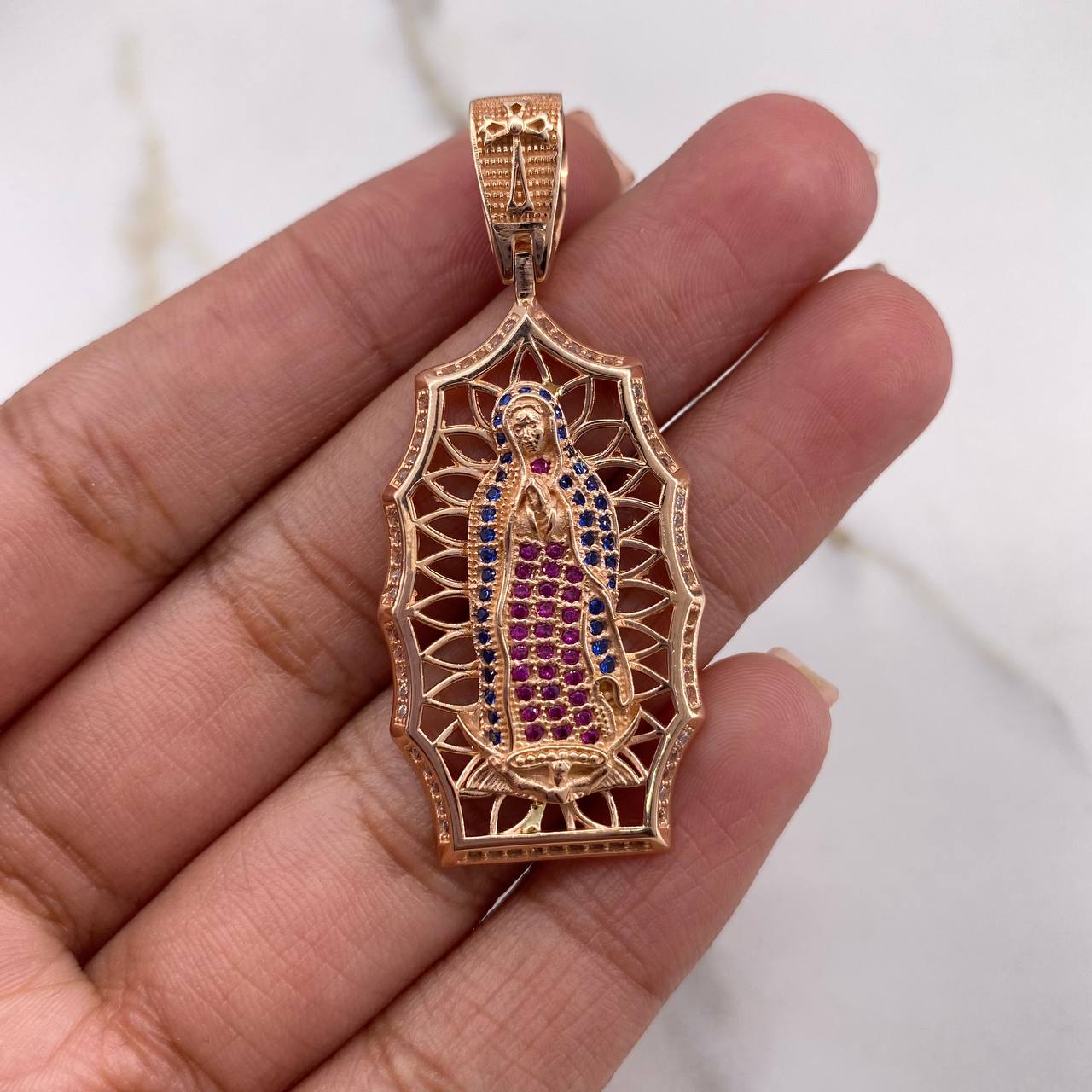 Dije Virgen De Guadalupe 7.85gr / 2.8cm / Circones Azules Fucsias Blancos Oro Amarillo $