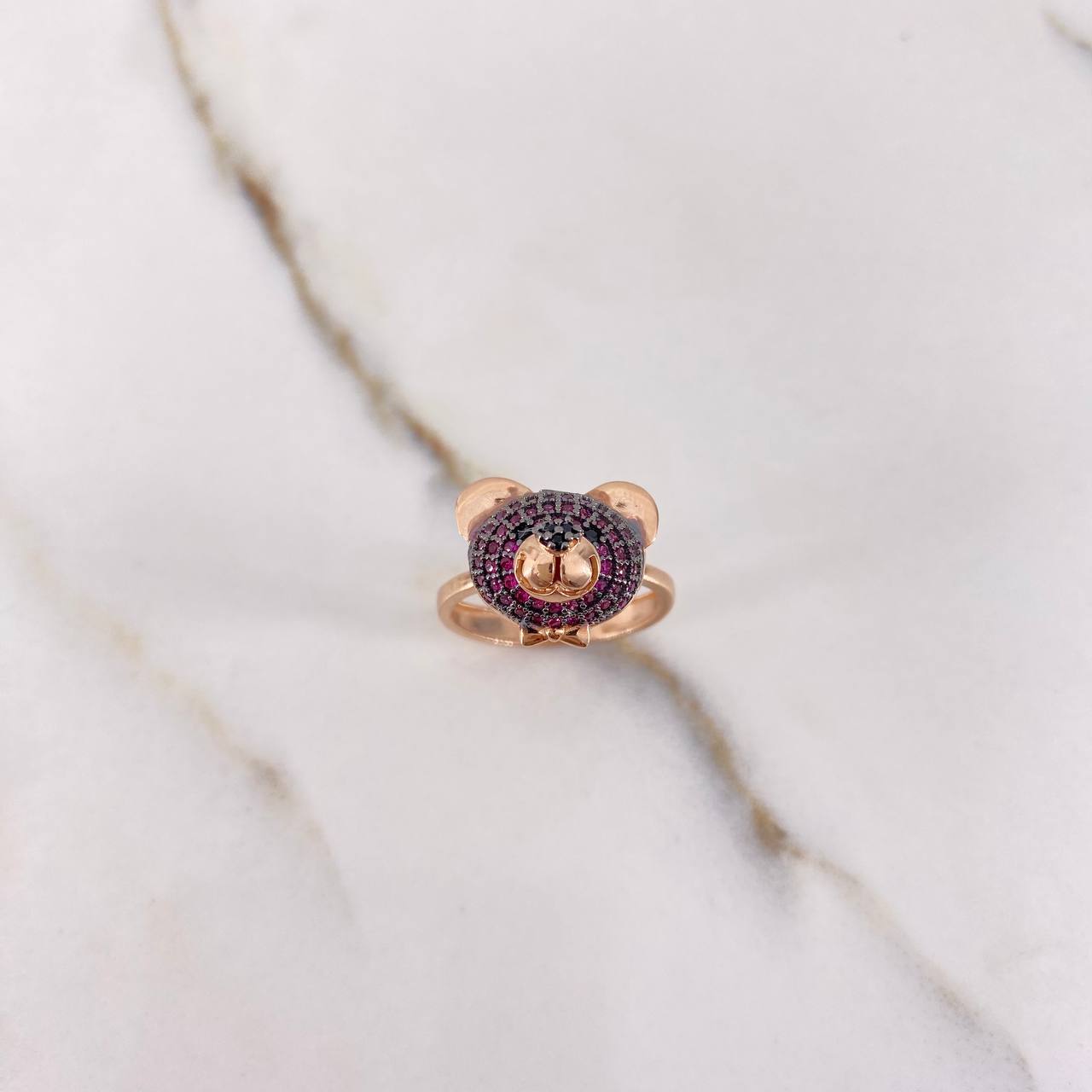 Anillo Oso 4.6gr / T6 1/2 / Circones Fucsias Negros Oro Rosa $