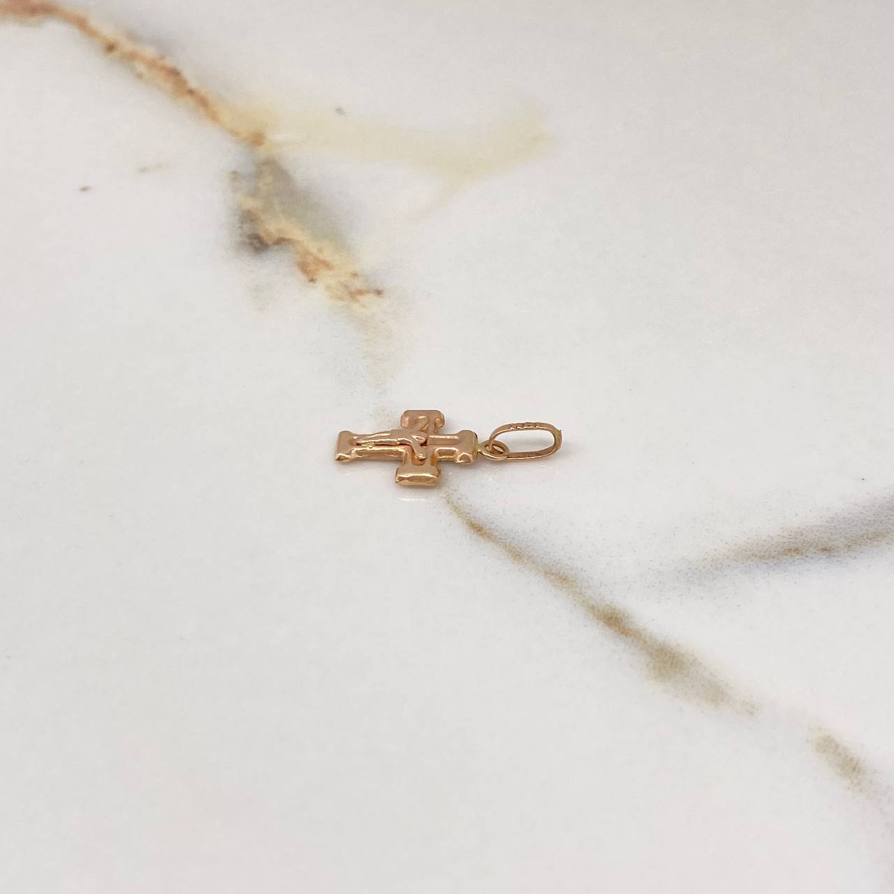 Dije Cruz Cristo Romana 0.5gr / 2cm / Lisa Oro Rosa $