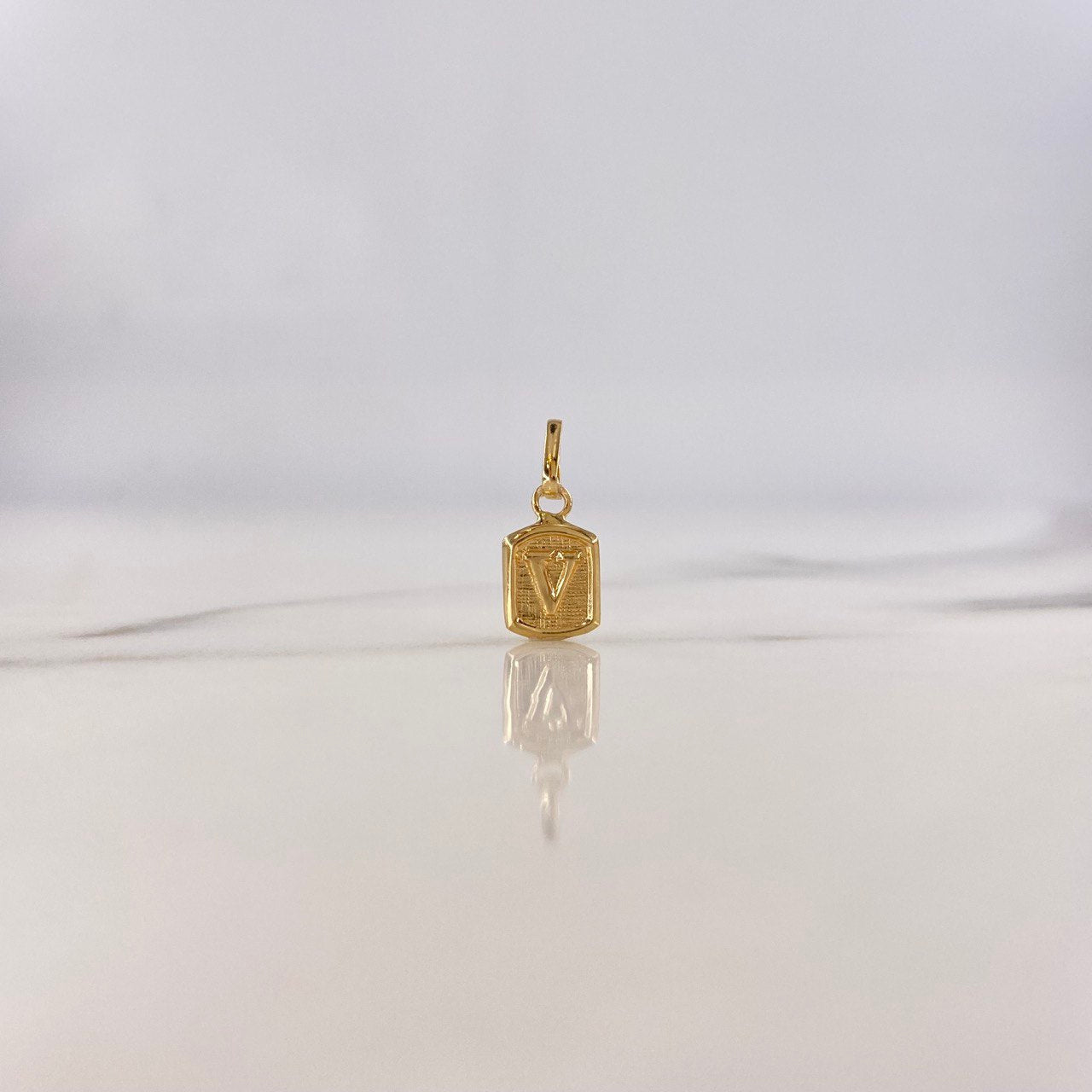 Dije Marco Letra V 0.4gr / 1.5cm / Liso Oro Amarillo $