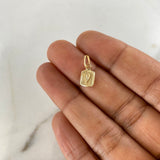 Dije Marco Letra V 0.4gr / 1.5cm / Liso Oro Amarillo $