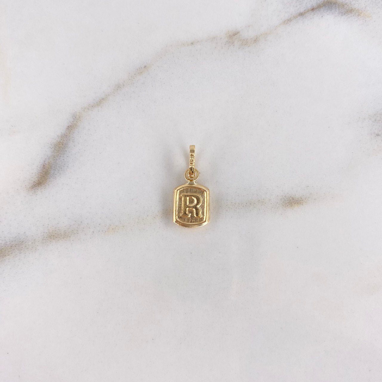 Dije Marco Letra R 0.35gr / 1.5cm / Liso Oro Amarillo $