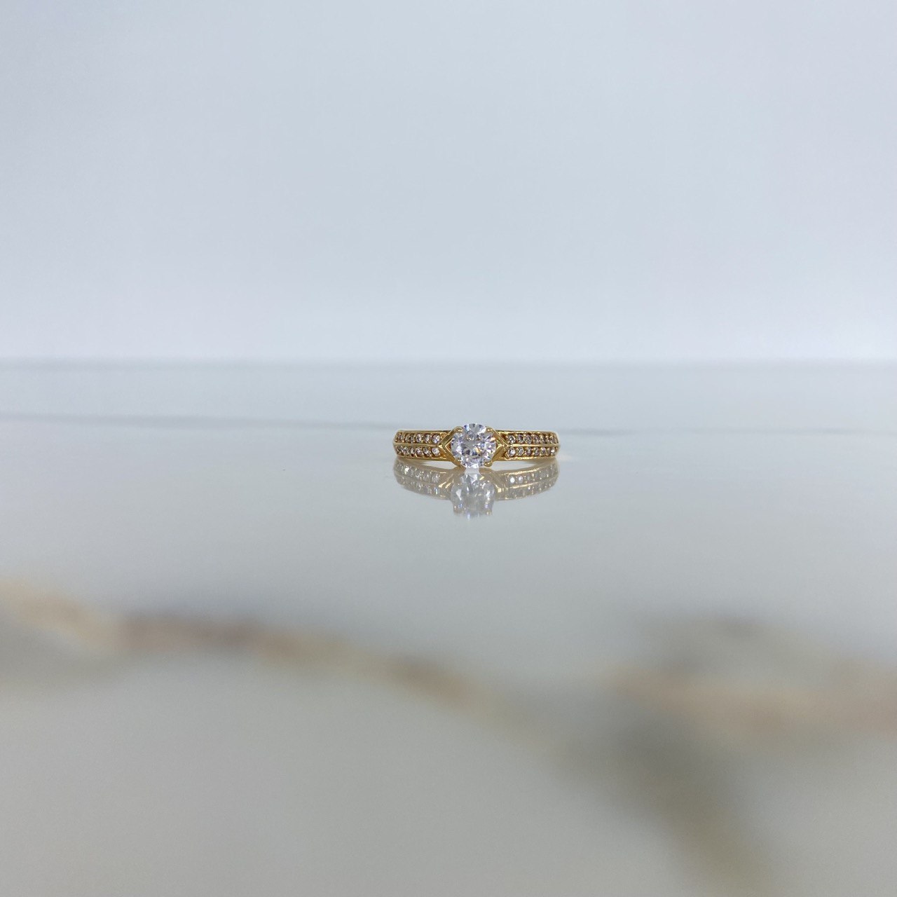 Anillo Banda V 1.75gr / T6 1/4 / Solitario Circones Blancos Oro Amarillo &