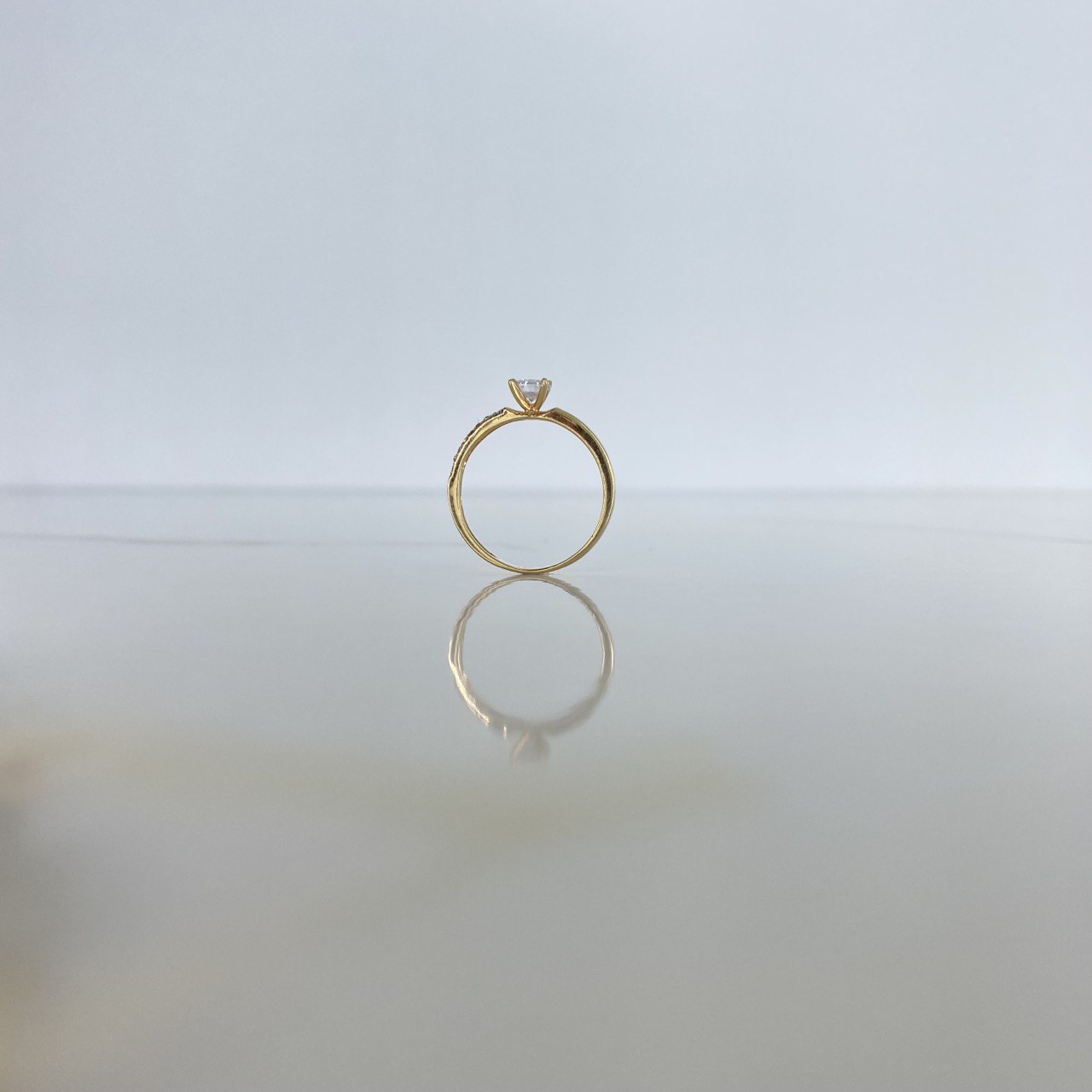 Anillo Solitario Churumbela 2.55gr / T6 1/2 / Circones Blancos Oro Amarillo &