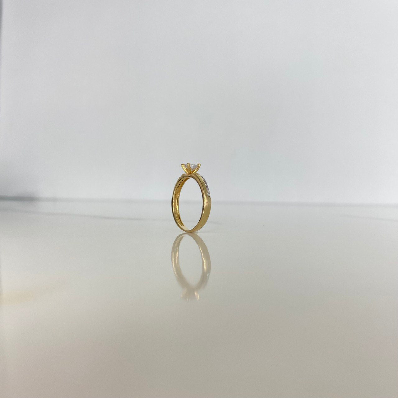 Anillo Solitario Churumbela 2.55gr / T6 1/2 / Circones Blancos Oro Amarillo &