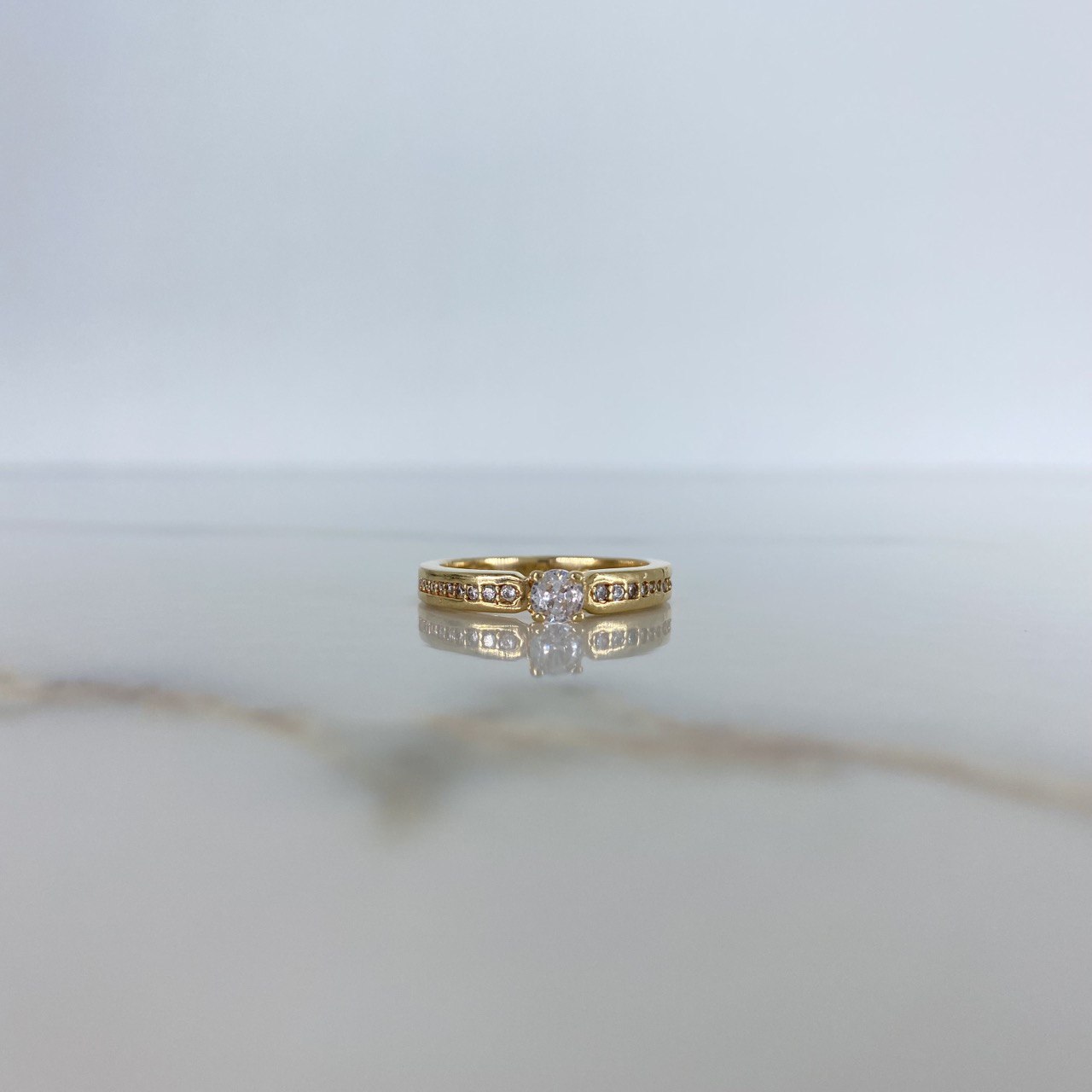 Anillo Solitario Churumbela 3.45gr / T7 1/2 / Circones Blancos Oro Amarillo &