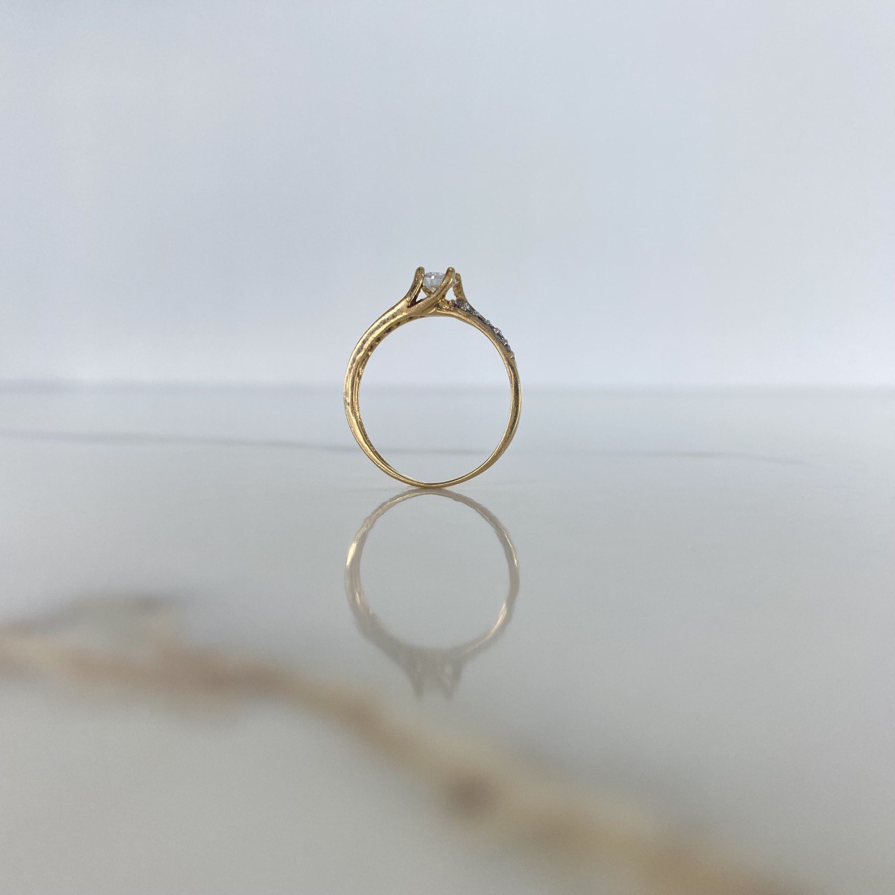 Anillo Solitario Churumbela 1.9gr / T6 / Circones Blancos Oro Amarillo &