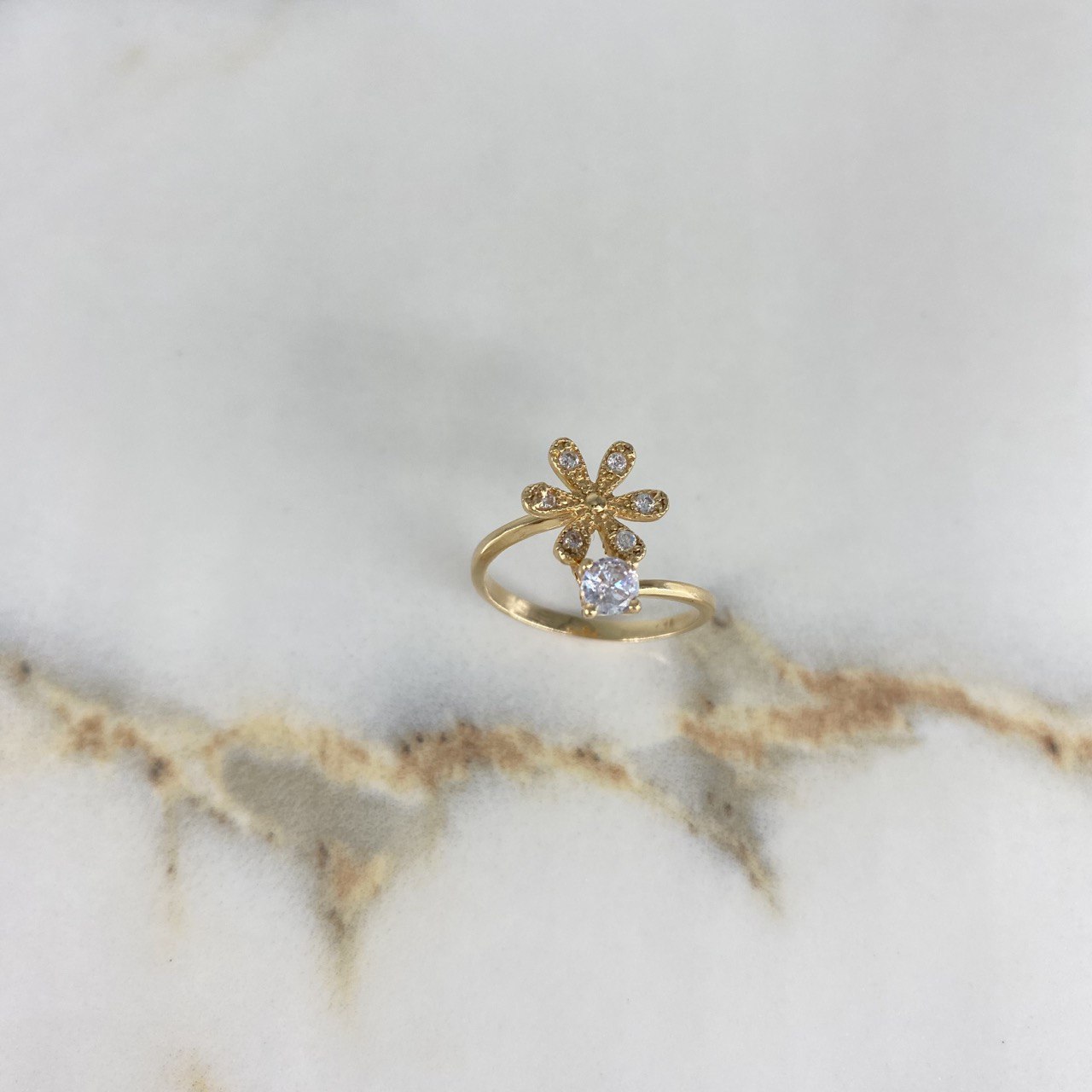 Anillo Solitario Flor 2.7gr / T6 1/4 / Circones Blancos Oro Amarillo &