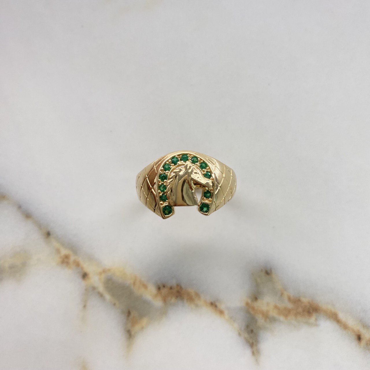 Anillo Herradura Caballo 7.65gr / T11 / Circones Verdes Oro Amarillo $