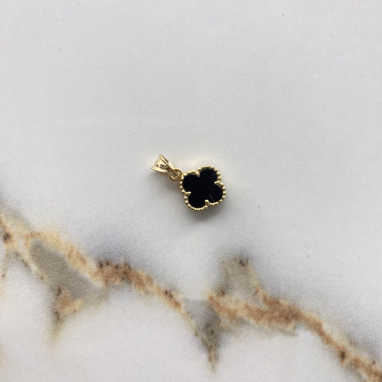 Dije Trebol VCyA 0.9gr / 1.5cm / Agata Negra Oro Amarillo +4 $