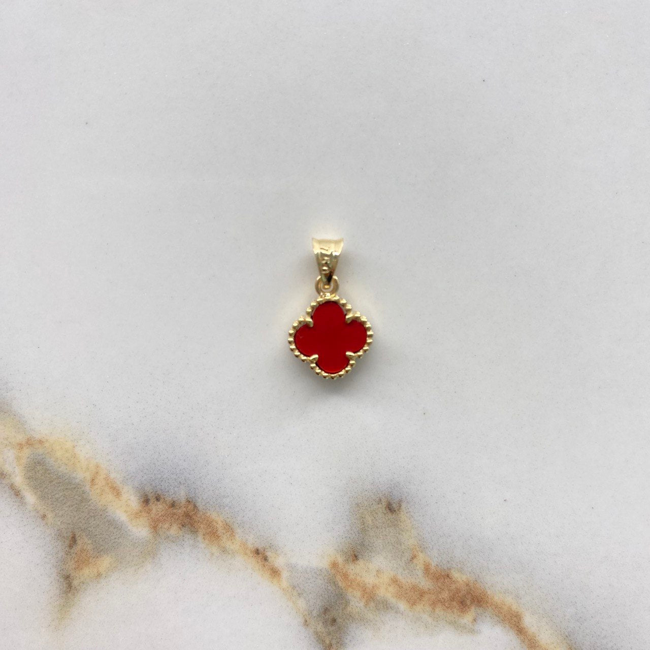 Dije Trebol VCyA 0.95gr / 1.5cm / Agata Roja Oro Amarillo +4 $