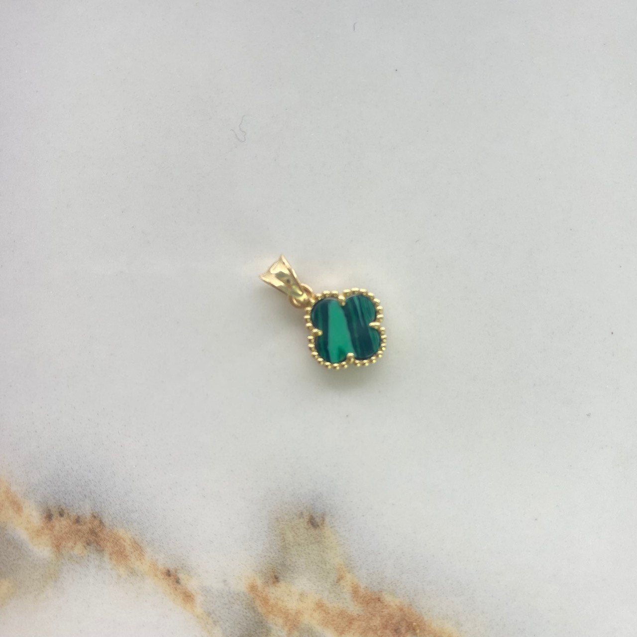 Dije Trebol VCyA 0.9gr / 0.5cm / Malaquita Verde Oro Amarillo +4 $