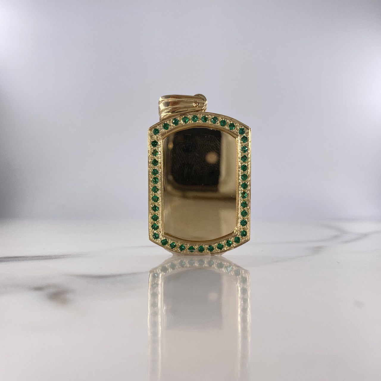 Dije Placa 12.9gr / 4.8cm / Circones Verdes Oro Amarillo $