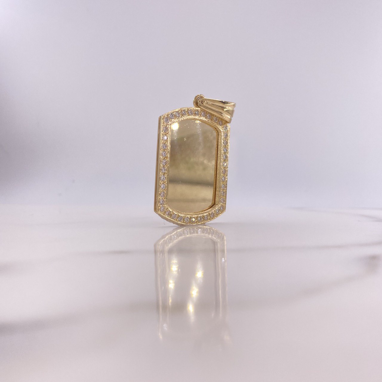 Dije Placa 13.15gr / 4.5cm / Circones Blancos Oro Amarillo $