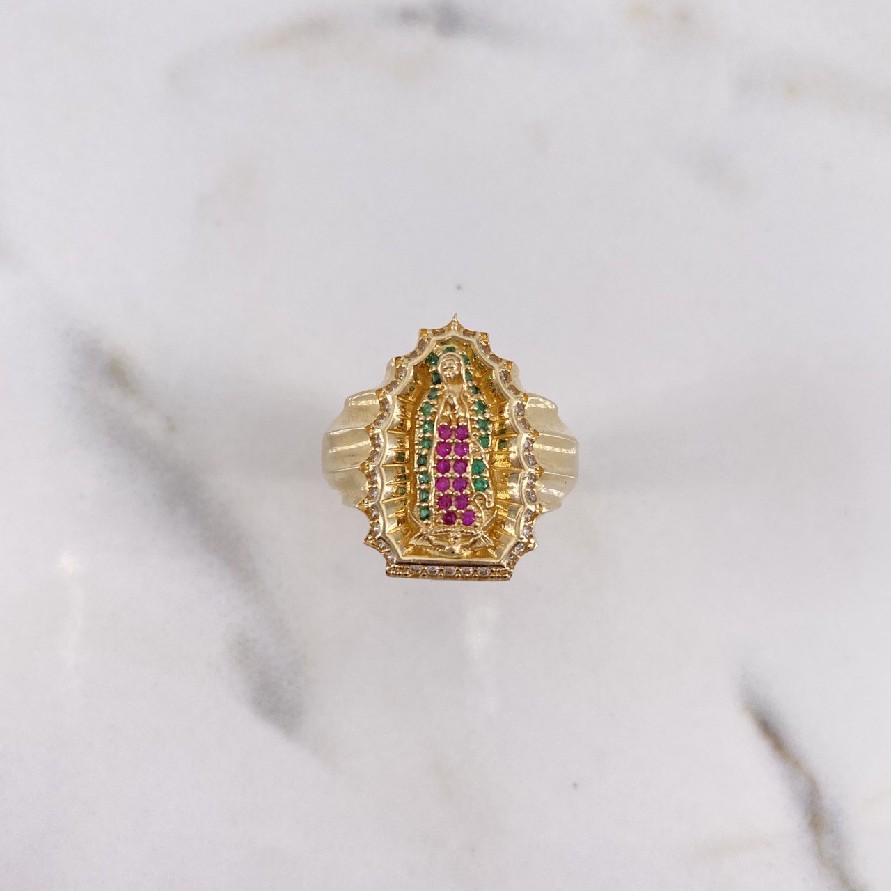 Anillo Virgen Guadalupe 7.8gr / T7 1/2 / Circones Blancos-Fucsias-Verdes Oro Amarillo $