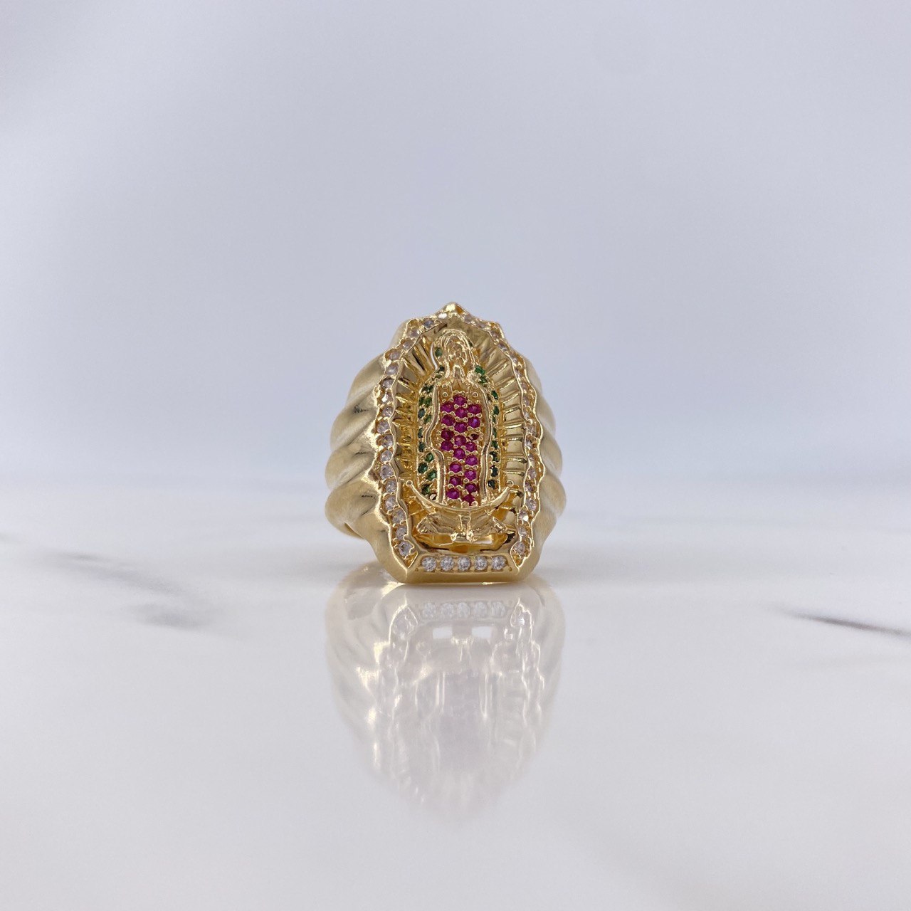 Anillo Virgen Guadalupe 10.4gr / T8 1/4 / Circones Blancos-Fucsias-Verdes Oro Amarillo $