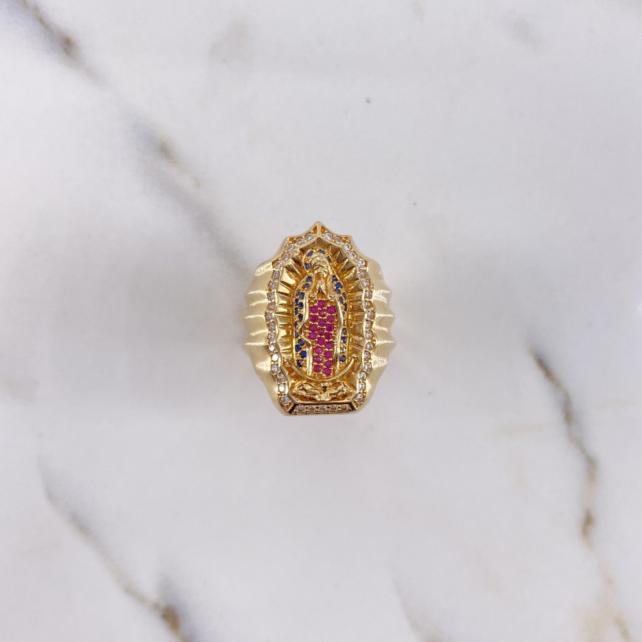 Anillo Virgen Guadalupe 11.8gr / T7 3/4 / Circones Azules-Blanco-Fucsias Oro Amarillo $