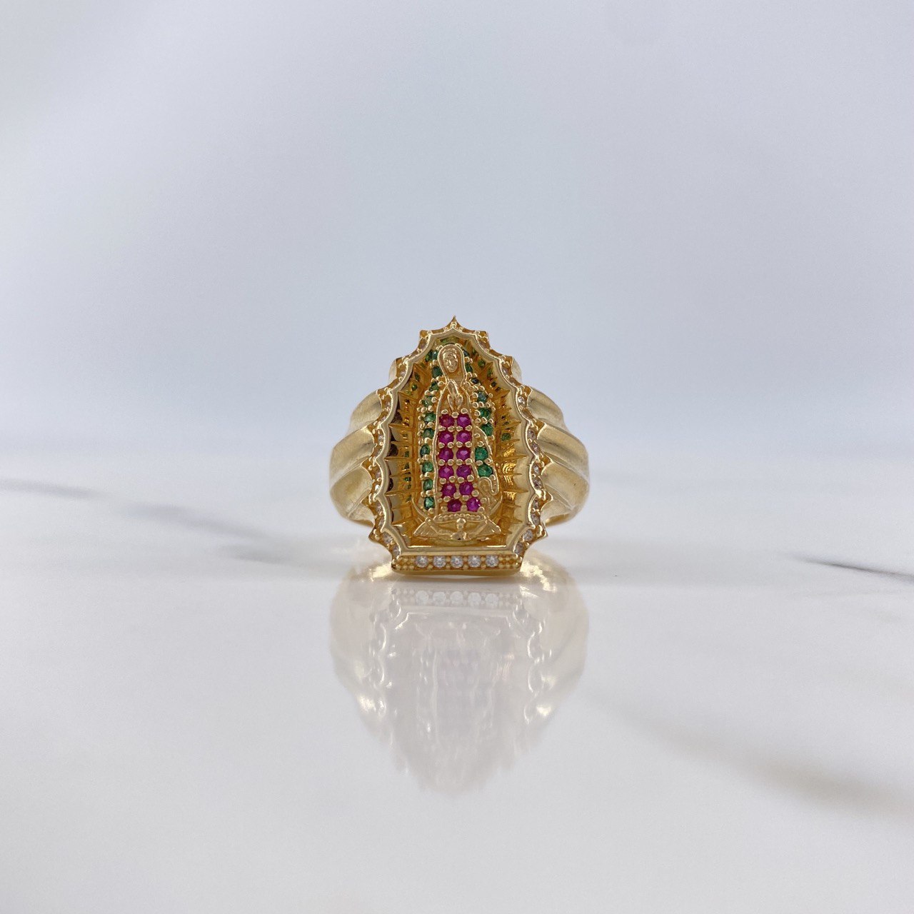 Anillo Virgen Guadalupe 7.8gr / T7 1/2 / Circones Blancos-Fucsias-Verdes Oro Amarillo $