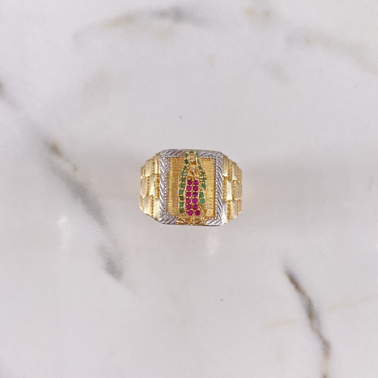 Anillo Virgen Guadalupe 10.85gr / T10 1/4 / Circones Fucsias Verdes Dos Oros Amarillo Blanco $