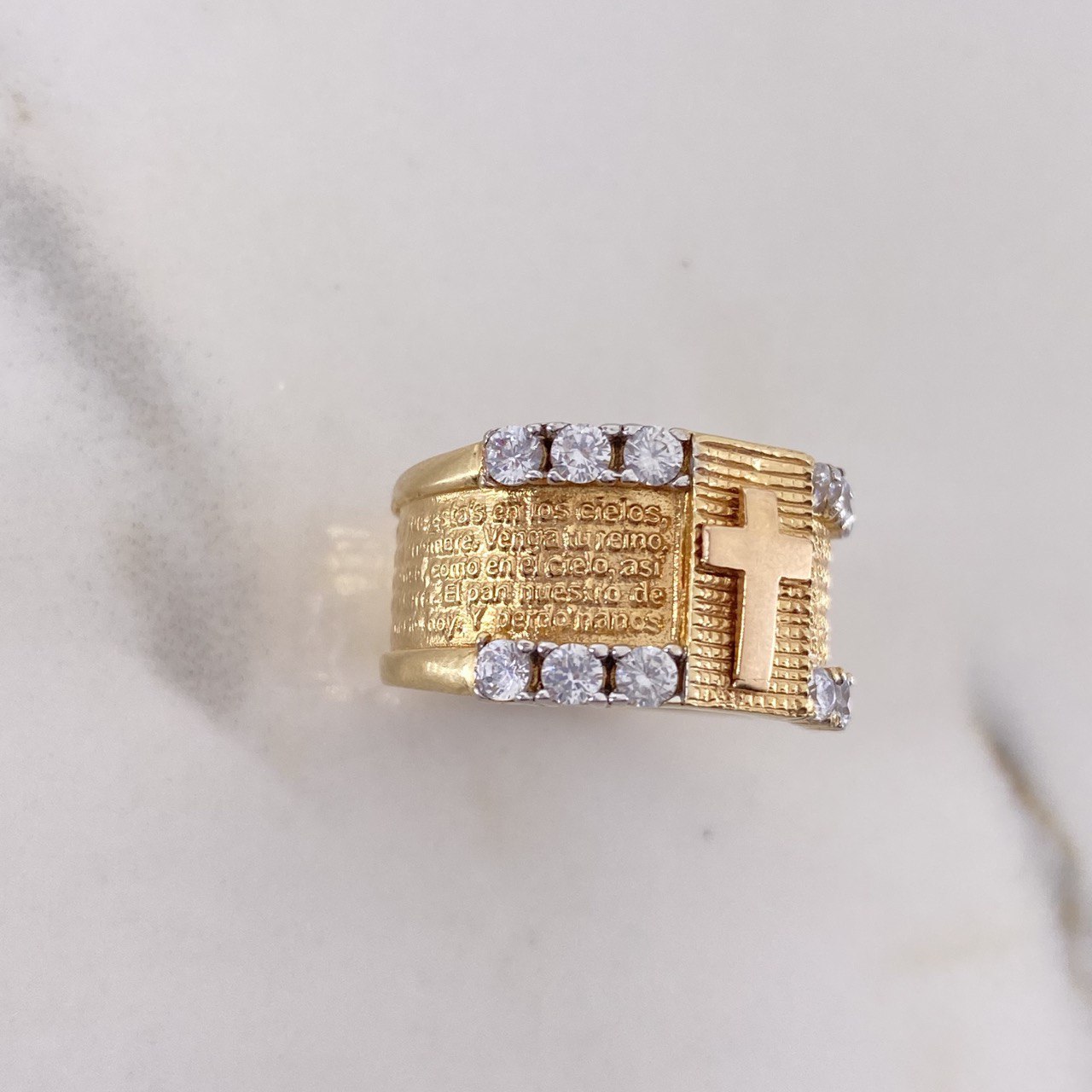 Anillo Cruz Padre Nuestro 9.65gr / T7 1/2 / Circones Blancos Oro Amarillo $